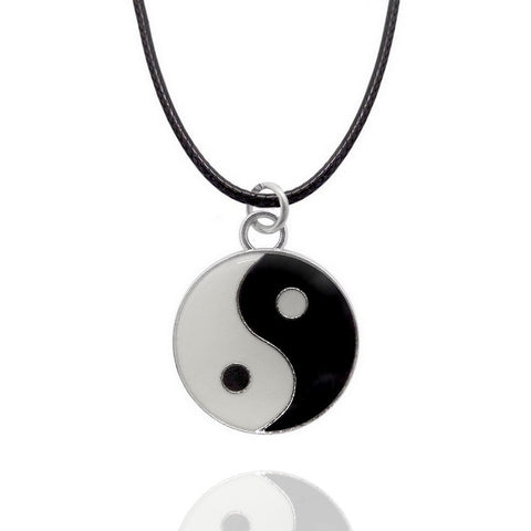 Collier à pendentif yin yang noir et blanc et son cordon noir