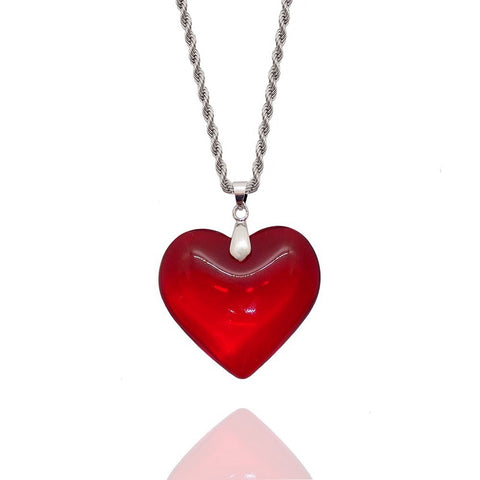 Collier chaîne torsadée argentée et pendentif coeur rouge de l'amour en verre et acier inoxydable