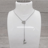 Collier cravate coeur ajouré à pendentif lettre initiale argenté en acier