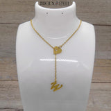 Collier cravate coeur ajouré à pendentif lettre initiale doré en acier