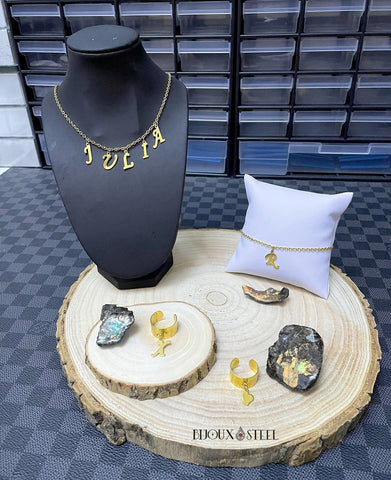 Parure dorée collier, bagues et bracelets à pendentifs lettres initiales de prénoms pour femmes en acier chirurgical