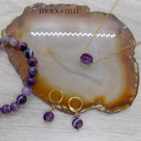 Boucles d'oreilles créoles dorées avec collier doré et bracelet en perles d'agate violette teintée