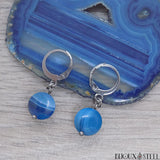 Boucles d'oreilles anneaux créoles argentées à perles d'agate bleue teintée