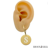 Boucles d'oreilles créoles dorées médaille lettre personnalisée 