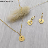 Boucles d'oreilles créoles et collier dorés à médailles initiales personnalisables pendantes 