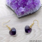 Boucles d'oreilles dorées coeurs violets en verre et crochets en acier inoxydable