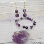 Boucles d'oreilles dorées et bracelet en pierre naturelle de fluorine violette