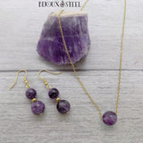 Boucles d'oreilles et collier dorés en fluorine violette