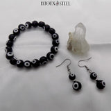 Boucles d'oreilles pendantes argentées et bracelet en perles mauvais oeil noires et blanches