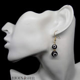 Boucles d'oreilles dorées deux perles mauvais oeil noires et blanches en acier inoxydable