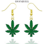 Boucles d'oreilles pendantes dorées feuilles de cannabis vertes