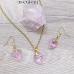 Boucles d'oreilles pendantes et collier cœurs roses en verre