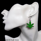 Boucles d'oreilles pendantes feuilles de cannabis argentées et vertes