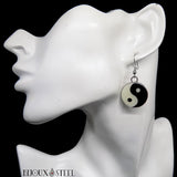 Boucles d'oreilles pendantes argentées Yin Yang noires et blanches