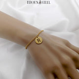 Bracelet doré médaille ronde lettre initiale personnalisable