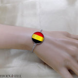 Bracelet drapeau de la Belgique sous cabochon en résine et sa fine chaîne en acier inoxydable argenté