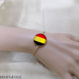Bracelet drapeau de la Belgique sous cabochon en résine et sa fine chaîne en acier inoxydable doré