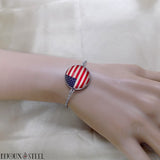Bracelet drapeau des États-Unis sous cabochon en résine et sa fine chaîne en acier inoxydable argenté