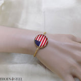 Bracelet drapeau des États-Unis sous cabochon en résine et sa fine chaîne en acier inoxydable doré