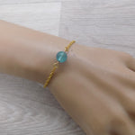 Bracelet en acier doré et sa perle de fluorite bleue pierre naturelle