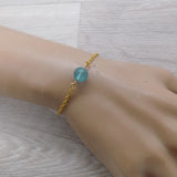 Bracelet en acier doré et sa perle de fluorite bleue pierre naturelle