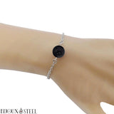 Bracelet en acier chirurgical argenté et sa perle de tourmaline noire 10mm