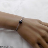 Bracelet perle mauvais oeil noir et blanc sur sa chaîne argentée en acier inoxydable