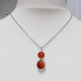 Collier à pendentif argenté deux perles d'agate rouge en acier inoxydable et pierre naturelle teintée 