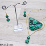Collier à pendentif et boucles d'oreilles dorés en perles de malachite