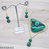 Collier à pendentif et boucles d'oreilles dorés en perles de malachite