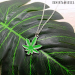 Collier à pendentif feuille de cannabis verte et argentée