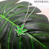 Collier à pendentif feuille de cannabis verte et argentée