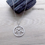 Collier à pendentif pentagramme inversé argenté en acier inoxydable