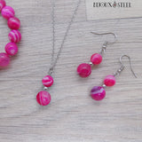 Collier argenté et bijoux en pierre d'agate magenta teintée