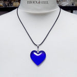 Collier cordon noir à pendentif coeur en verre bleu