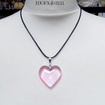 Collier cordon noir à pendentif coeur en verre rose