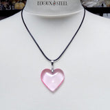 Collier cordon noir à pendentif coeur en verre rose