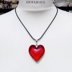 Collier cordon noir à pendentif coeur en verre rouge