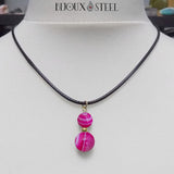 Collier cordon noir à pendentif deux perles en agate magenta