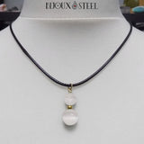 Collier cordon noir à pendentif doré deux perles en pierre naturelle de sélénite