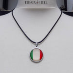 Collier argenté drapeau de l'Italie sous cabochon et son cordon noir