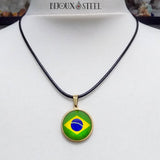 Pendentif drapeau du Brésil sous cabochon en résine et acier inoxydable et son cordon noir