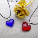 Colliers coeurs en verre bleu et rouge