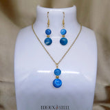 Parure collier et boucles d'oreilles dorés deux perles en agate bleue teintée et acier inoxydable