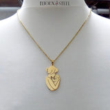 Pendentif amour maternelle doré maman et son nouveau-né