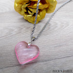 Pendentif coeur en verre rose et chaîne torsadée argentée en acier inoxydable