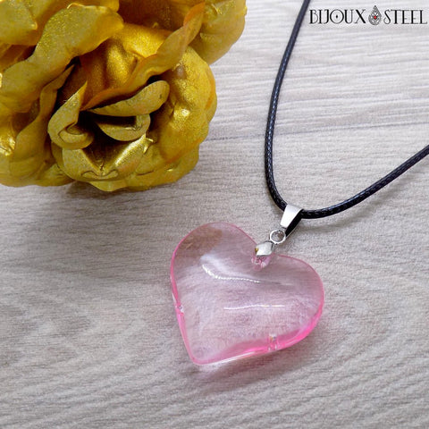 Pendentif coeur rose en verre et cordon noir
