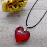 Pendentif coeur rouge en verre et cordon noir