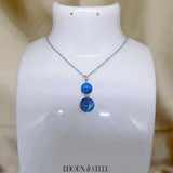 Pendentif deux perles d'agate bleue en pierre teintée et sa chaîne argentée en acier inoxydable