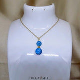 Pendentif deux perles d'agate bleue en pierre teintée et sa chaîne dorée en acier inoxydable